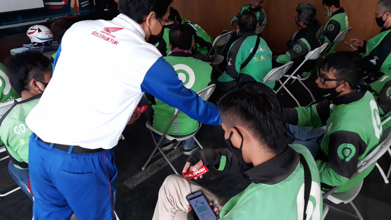 Edukasi Safety Riding Kepada Pengendara Gojek di Malang.